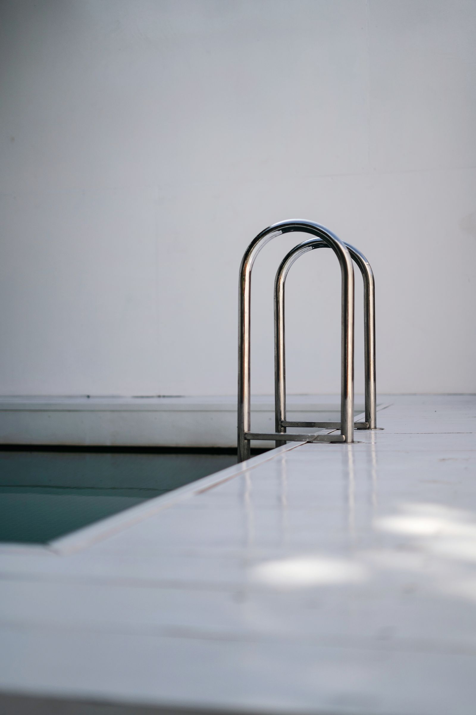 Apoios em aço inox junto a piscina