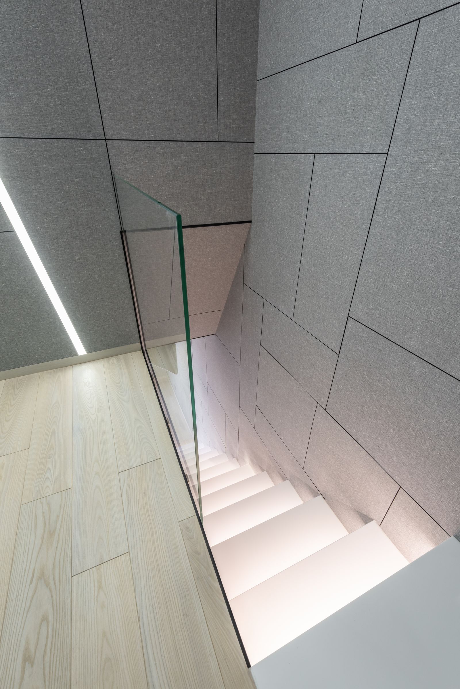 Escada interior com guarda de vidro temperado